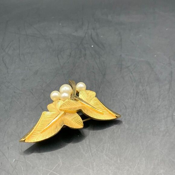 Trifari Brooch Gold tone Leaf Pearl Brooch Lapel Pin Scarf Pendant Vintage - Picture 2 of 9